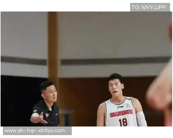 广东男篮主帅杜锋亲临现场助威广东女篮新赛季首战精彩揭幕