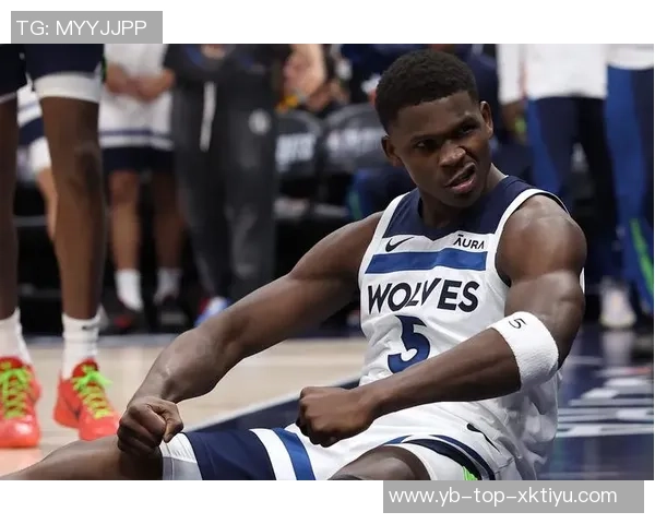 爱德华兹华丽突破拉杆换手上篮精彩得分引爆全场激情